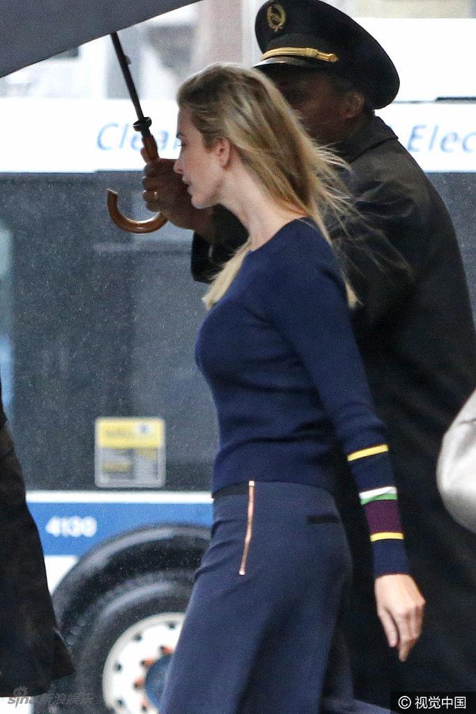 伊万卡穿阔腿裤潮味十足.