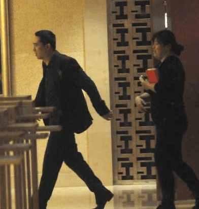 空姐晒出与张嘉译同框照, 网友: 你的手放错了位