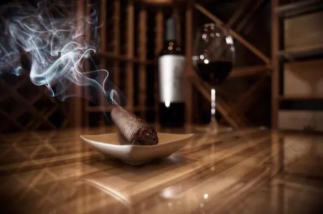 各国油价对比,有的国家水比油还贵,一升油只要