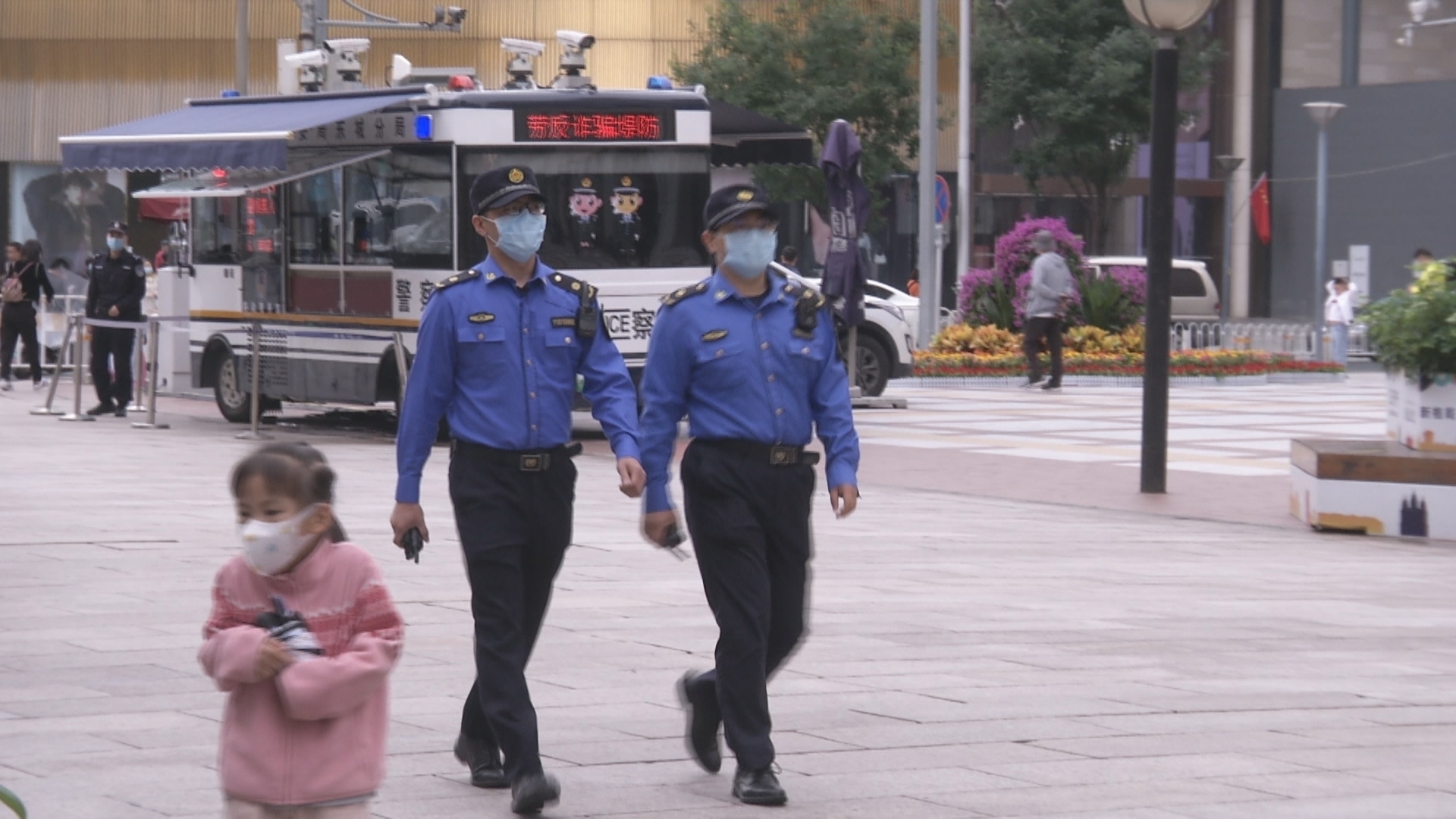 十一假期,他们守护着王府井大街的环境秩序 十一假期,他们守护着王府井大街的环境秩序