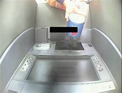 女子被骗子忽悠 为追回钱往ATM机里倒可乐 女子被骗子忽悠 为追回钱往ATM机里倒可乐