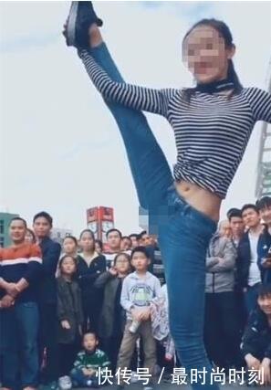 时尚女孩穿牛仔裤表演绝技,谁料尴尬了