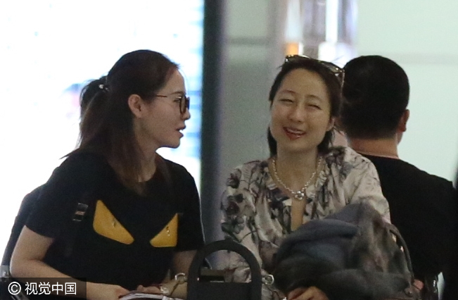 2015年10月12日,冯轲母亲同张靓颖坐在代步车上热聊灿笑,一行人心情甚好。可惜张靓颖搞定了婆婆却没搞定亲妈。