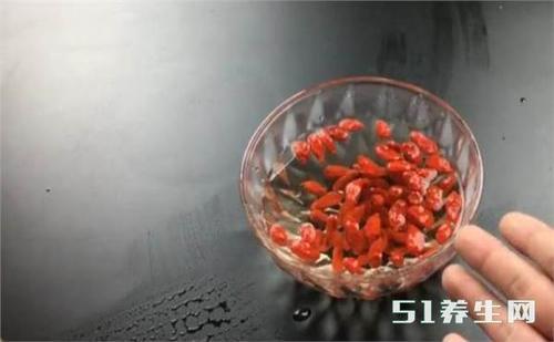 枸杞泡水喝的正确方法,原来这么多年都做错了