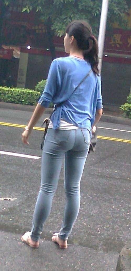街拍: 美女紧身裤穿了太紧, 路人看着都觉的尴尬