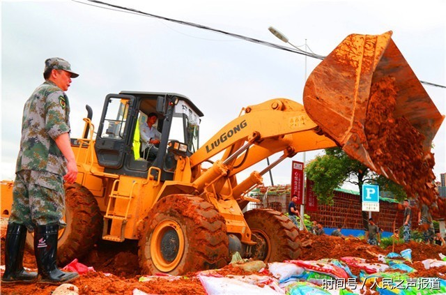 (衡阳市委常委,衡阳警备区司令员贺小坤现场指挥装载车筑堤)