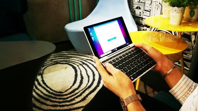 同事居然这么拼?下班路上都用GPD Pocket 2完