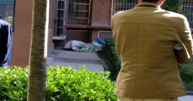 年轻妈妈抱10个月大的婴儿坠楼双亡 事发前疑与家人起争执