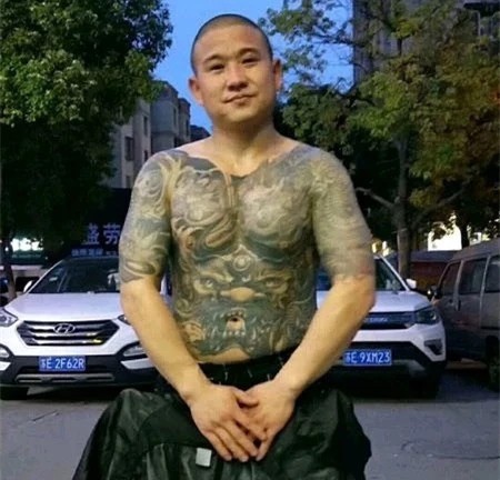 霸道龙哥被砍杀,死后为何又成屏霸?