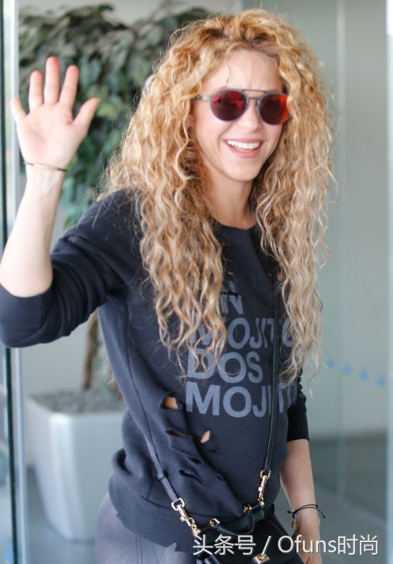 时尚扫街哥伦比亚歌手夏奇拉,破洞T恤紧身裤现