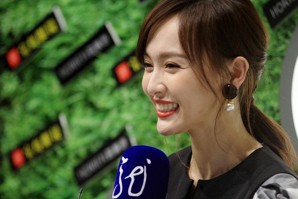 唐嫣大笑无女神包袱 歪头卖萌秀细长美腿