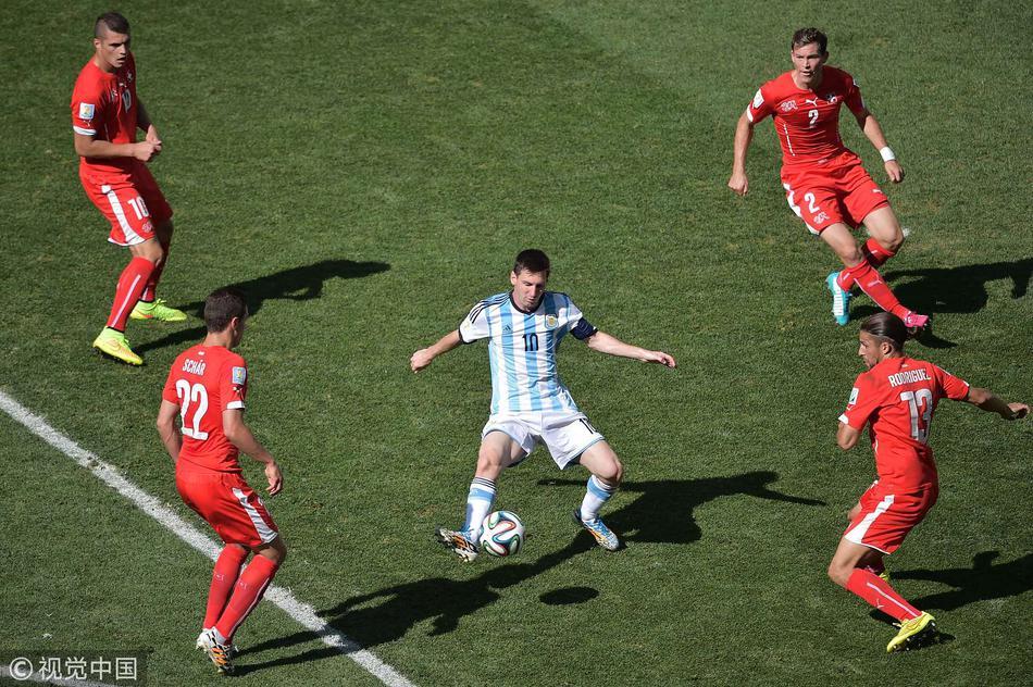 2014年7月1日，巴西圣保罗竞技场，2014巴西世界杯1/8决赛，阿根廷1-0瑞士。 梅西带球杯瑞士四人包围