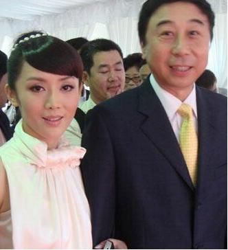 59岁的冯巩妻子近照曝光,原来冯巩每天要面对