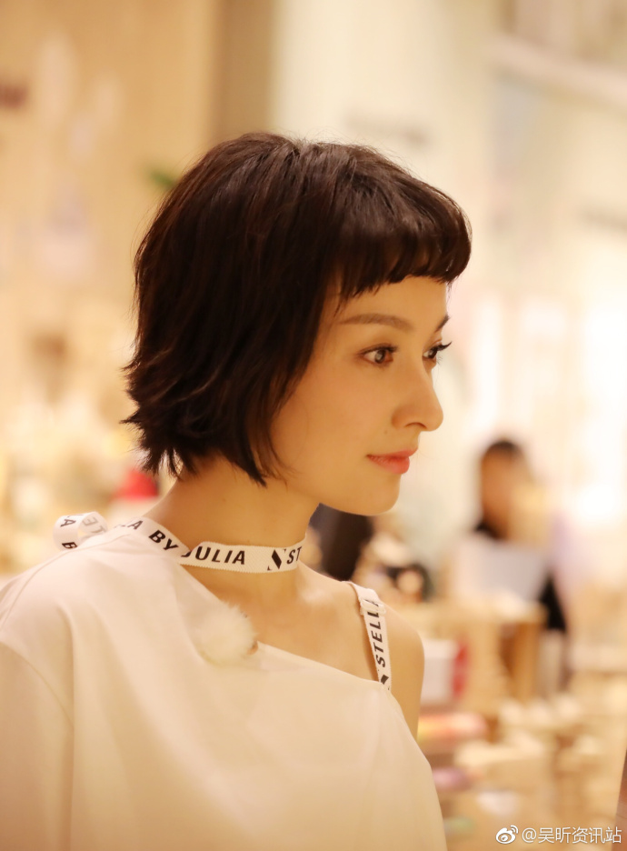 这样的吴昕很摩登!高鼻梁大眼睛小露香肩撩你没商量