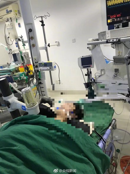 据悉，这位从成都来厦门旅游的26岁女游客，是因为感冒突发的心肌炎。为什么心肌炎会和感冒产生联系呢？当人体免疫力下降后，病毒就会乘虚而入，病毒从血液流经心脏，如果攻击心肌细胞，造成心肌局限或弥漫性的急性或慢性病变，这就是心肌炎。暴发性心肌炎数小时或1-2天，即可出现急性心力衰竭或心源性休克或晕厥发作。