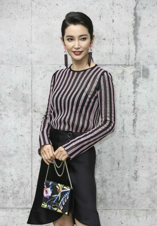 李冰冰开眼角后遗症出现?眼睛浮肿鼻翼下陷脸