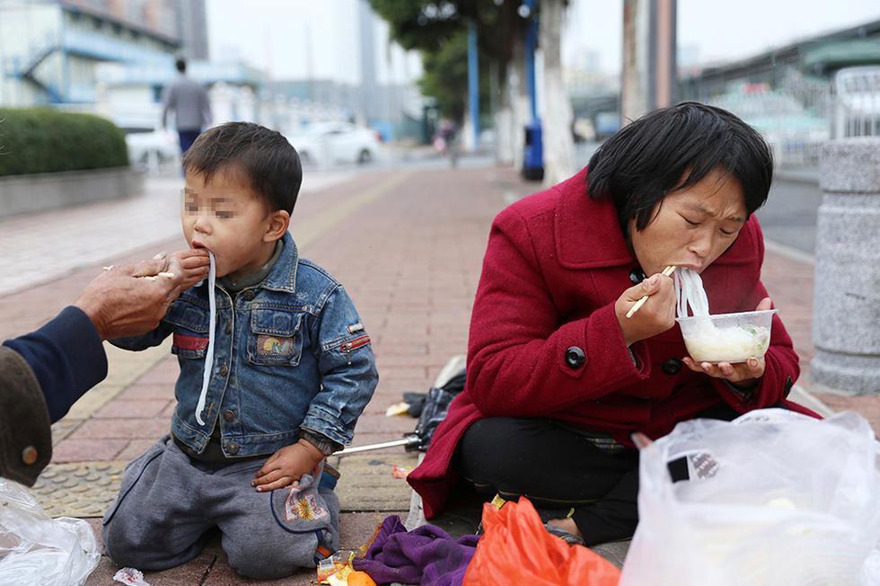 7旬老汉捡来智障女做妻子 生2孩子带小儿子和
