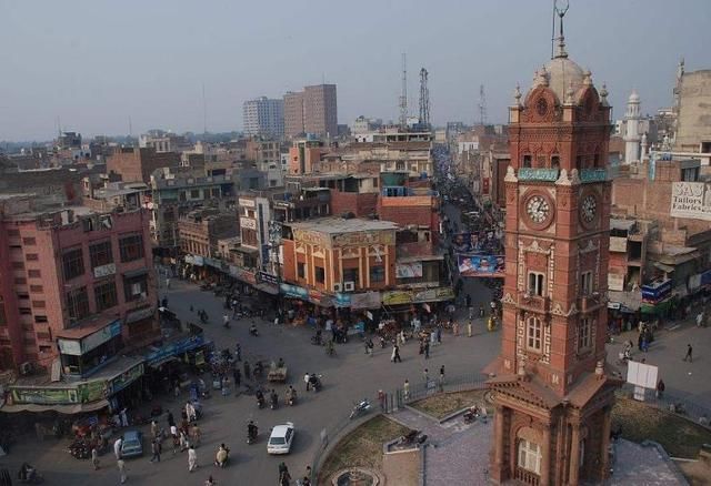 巴基斯坦人到中国游玩,一下飞机就说:我们回家