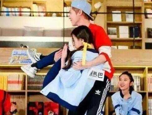 浅析迪丽热巴和鹿晗亲吻照,关晓彤看了不生气