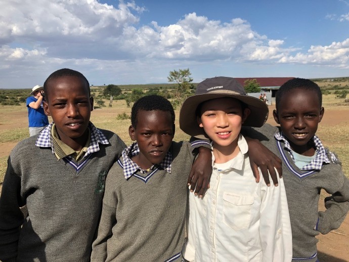 张智霖袁咏仪一家三口游肯尼亚 草原合影超温