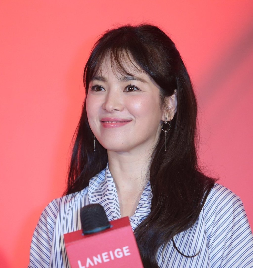 宋慧乔赴台出席代言活动笑容甜美 自爆私下不爱化妆