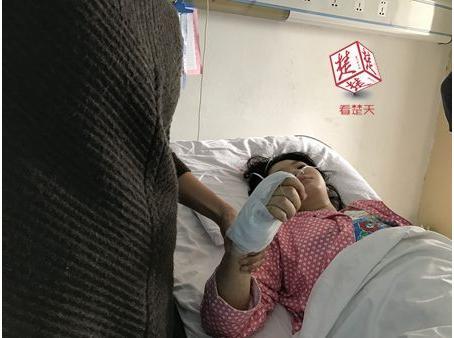 15岁女生被捅10余刀，血肉模糊地昏倒在父亲面前