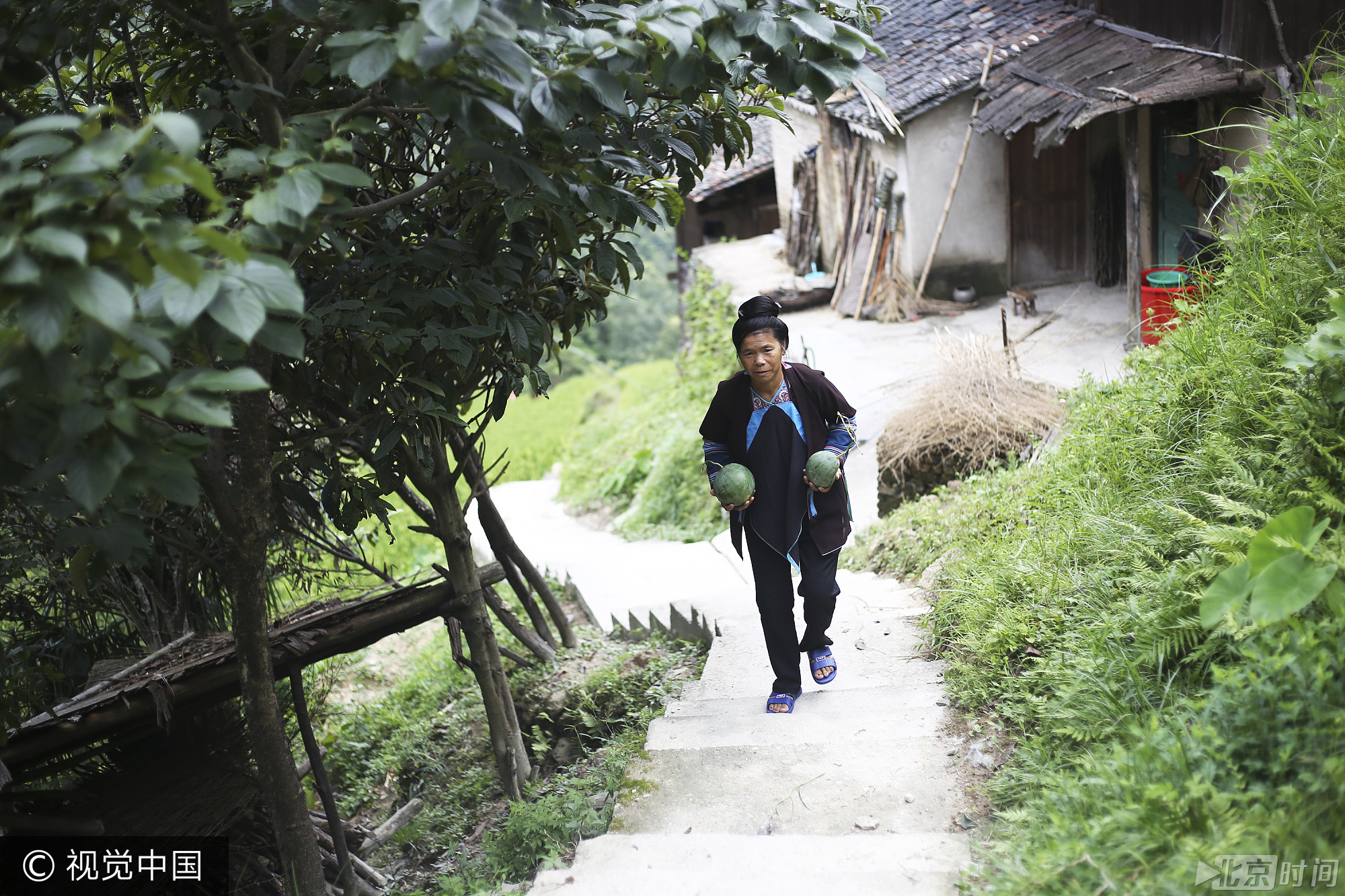 石奶引在家中劳作。