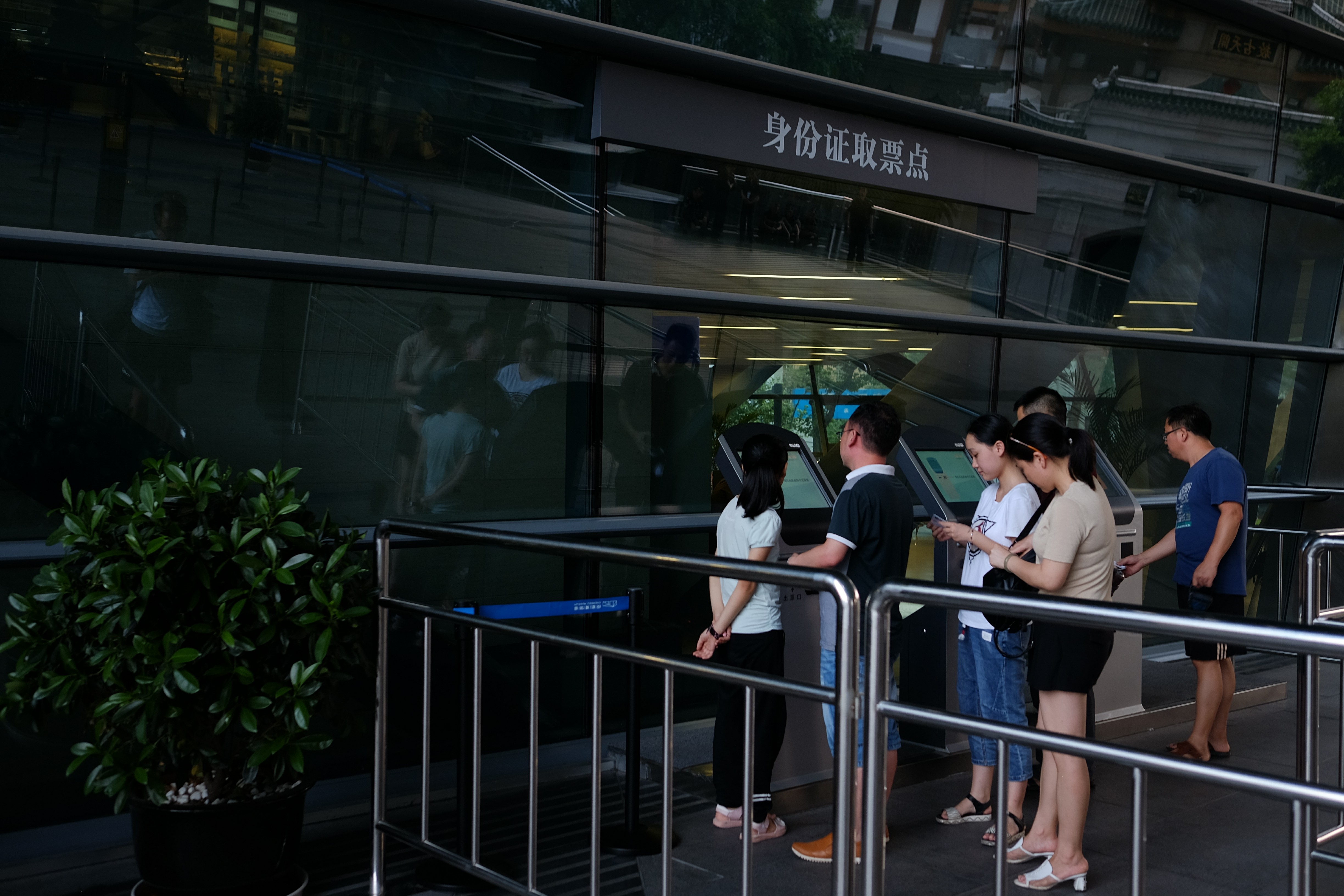 首个延时开放日 八百人