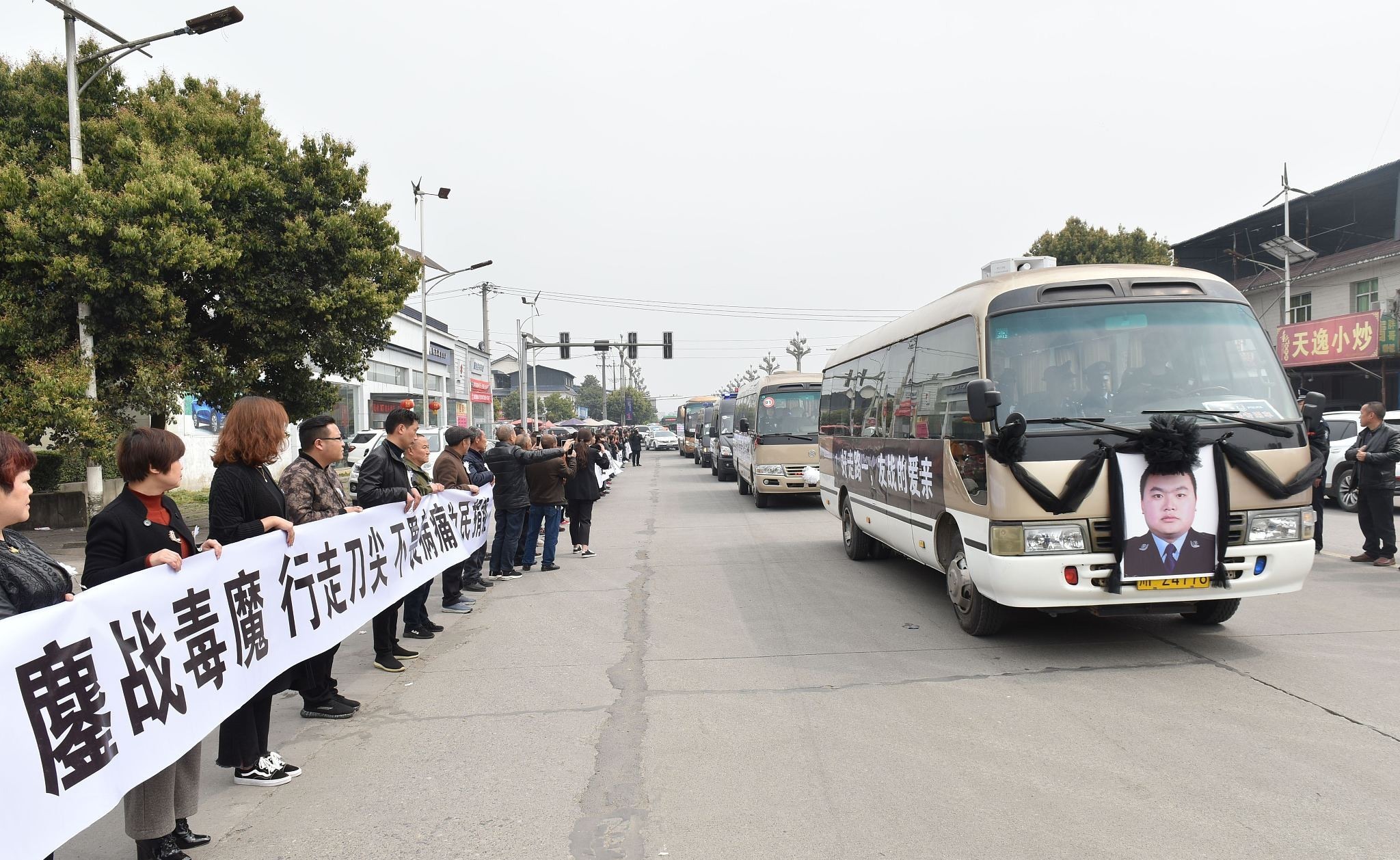 3月13日，韩顺军在工作岗位突发急性胰腺炎，被送进华西绵竹医院进行救治，后转至西部战区总医院救治。18日凌晨5时许，经医治无效，韩顺军不幸去世。王平摄/视觉中国