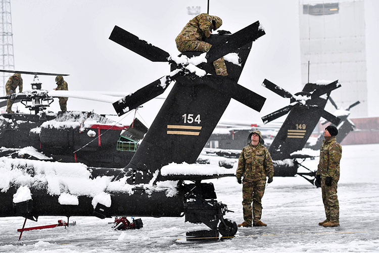 当地时间2019年1月30日,比利时泽布吕赫,美国军用直升机抵达军事基地