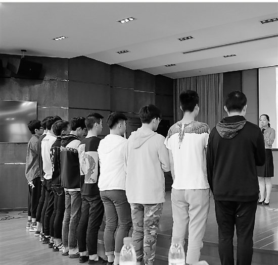 前女友亲了别的男生 结果11个小伙子打成一团 前女友亲了别的男生 结果11个小伙子打成一团