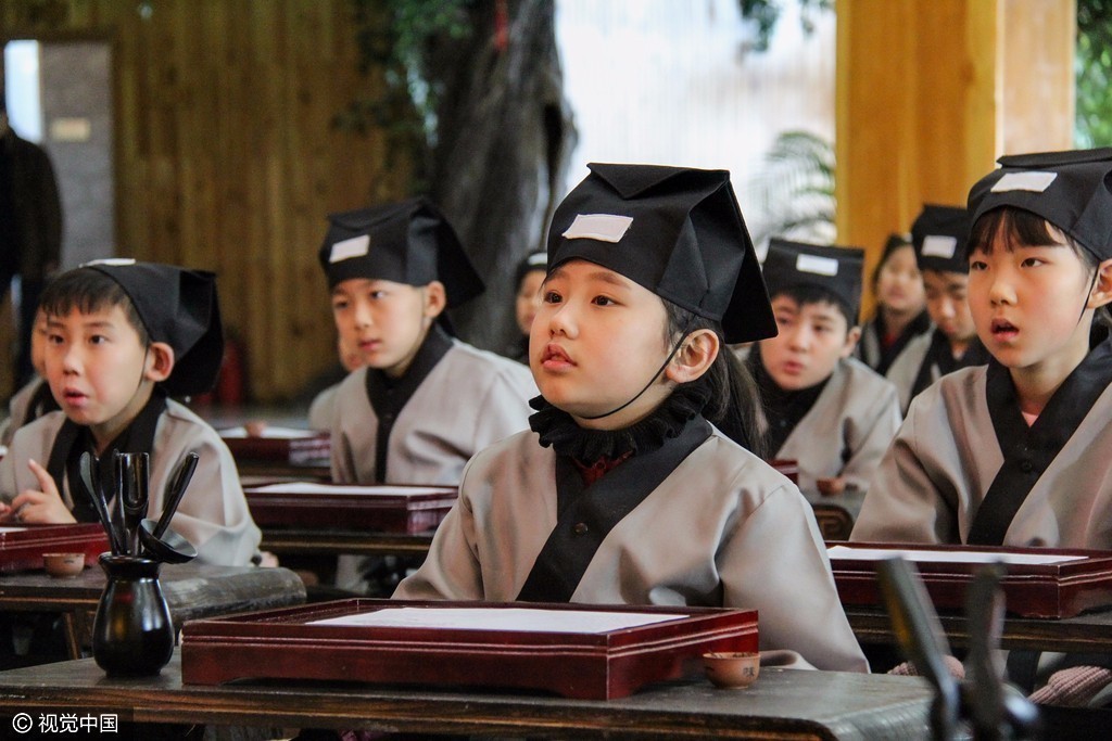 百名儿童着汉服学茶艺 众人直呼萌翻了