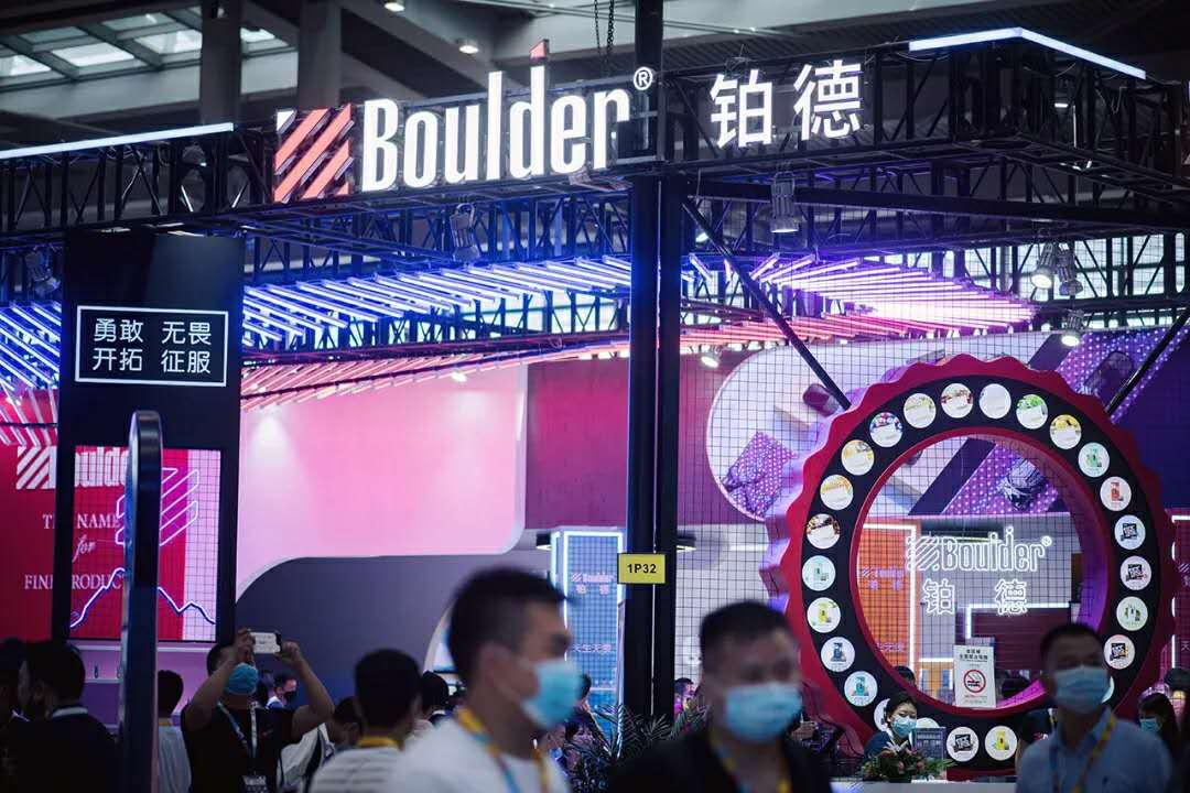 《密室大逃脱》热血收官,何炅领诵《青春》杨幂飙泪