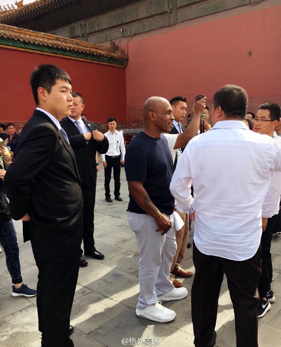 组图-泰森现身北京逛故宫 吃小雪人冰糕有点萌