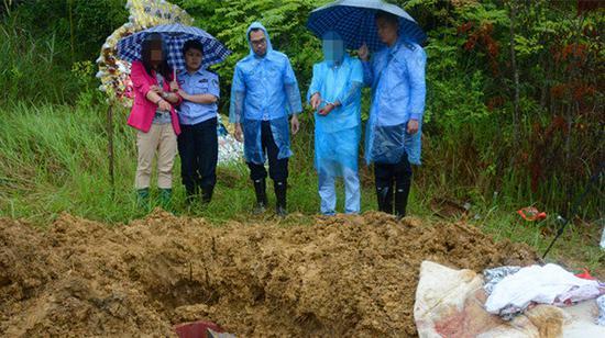 女子涉诈骗百余万假死潜逃:下葬棺材里装着石头