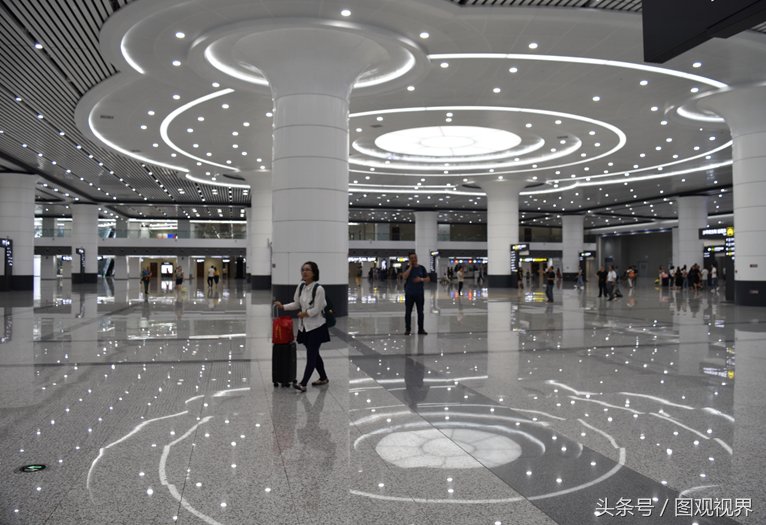 第一次坐动车到重庆西站,里面的卫生间比星级