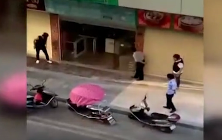毒贩为逃脱持枪劫持人质 与警察对峙6小时