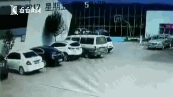 监控实拍一挡墙突然倒塌 墙下停放10辆车被“压扁” 监控实拍一挡墙突然倒塌 墙下停放10辆车被“压扁”