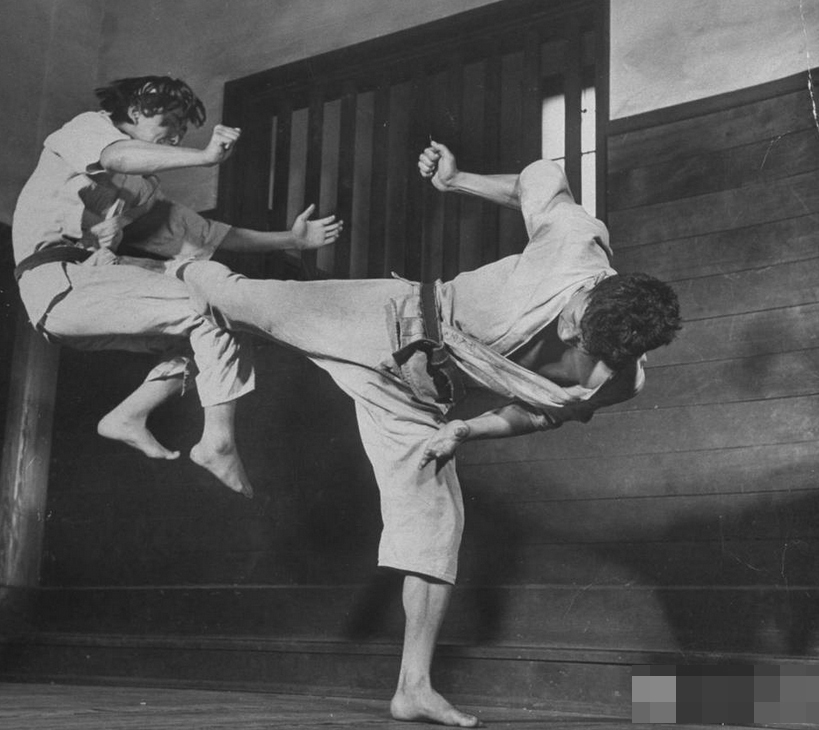 罕见!1947年日本空手道高手训练图曝光 罕见!1947年日本空手道高手训练图曝光