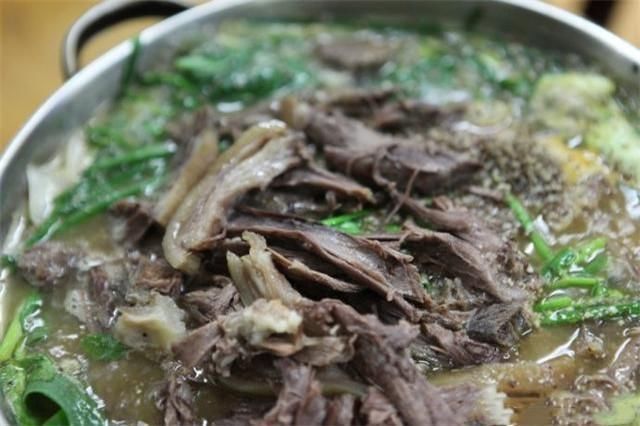 狗肉汤,狗肉性温有滋补的功效,被当成是滋补汤来食用,味道很不错,吃起