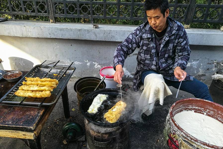 夫妻早点摊在油条中加个鸡蛋月入4万