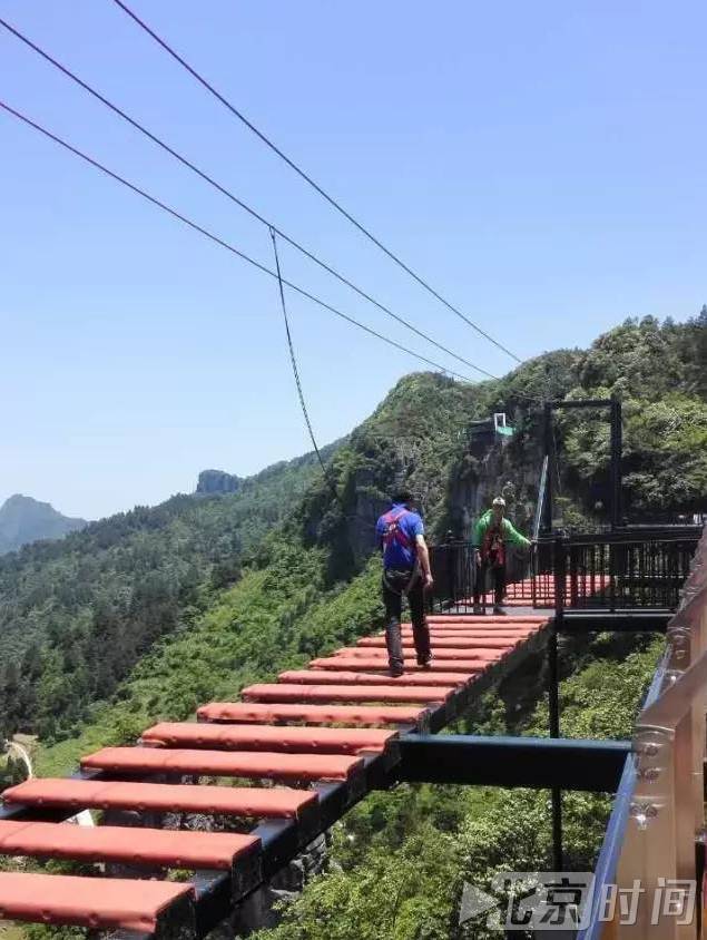 重庆天空悬廊创吉尼斯纪录站在上面一切都是浮