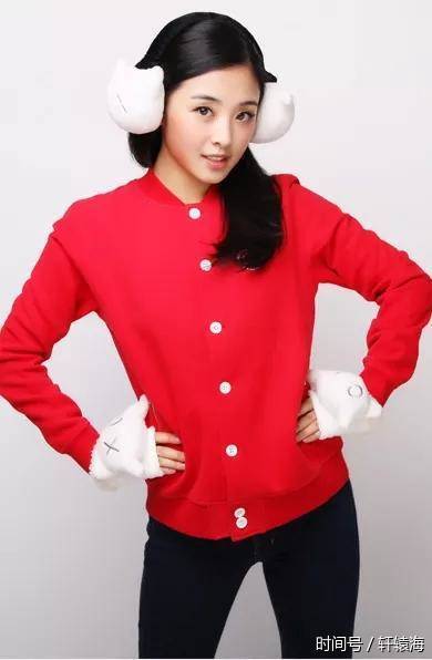 张含韵粗针毛衣搭配超短裤,网友:这样穿搭也算