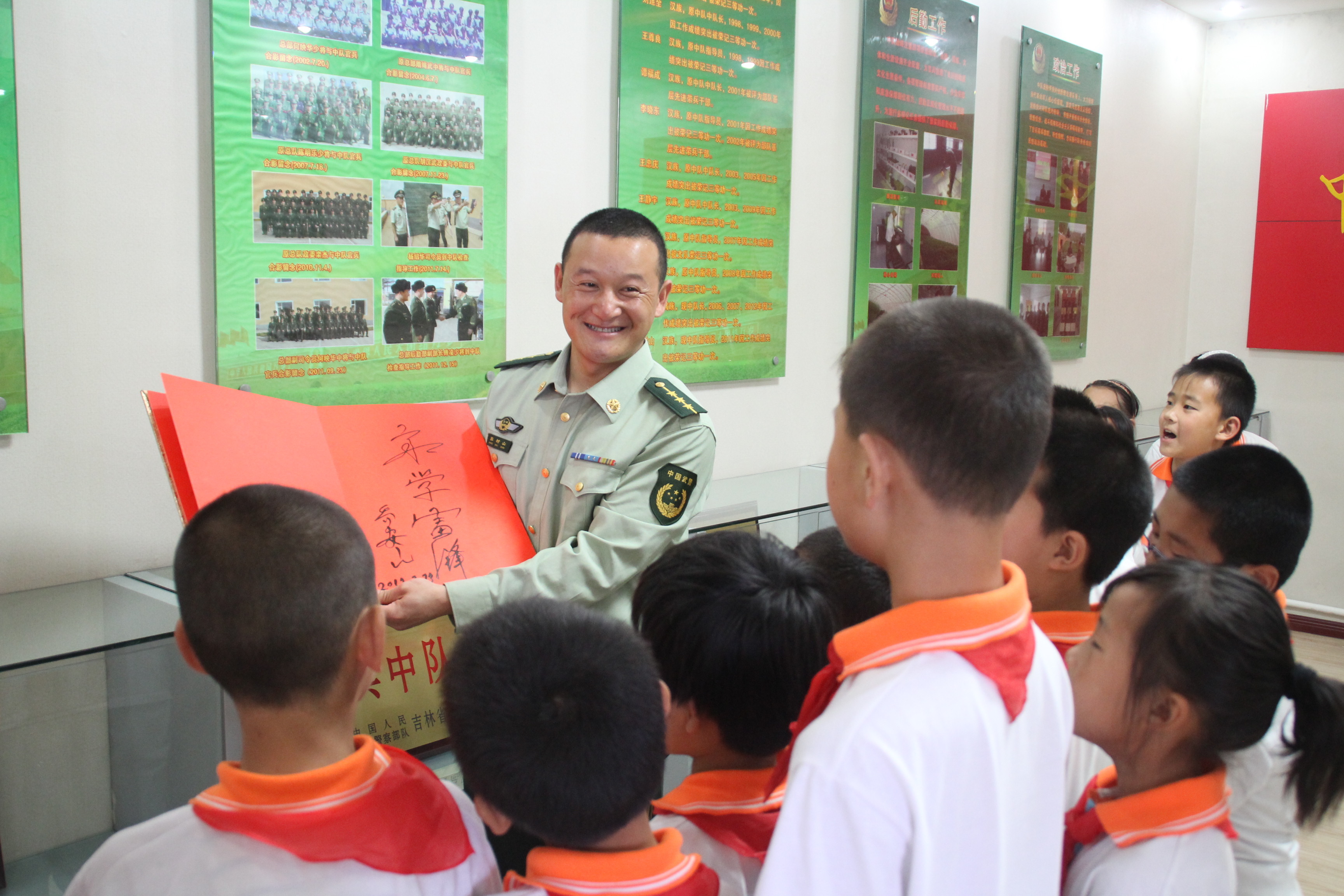 2013年5月29日，武警吉林总队四平支队组织驻地小学生进警营，开展国防教育。梁永刚摄
