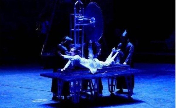 郑州现“电锯活人”表演 小朋友当场吓哭