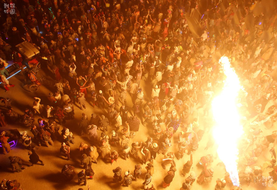 这场在参与者眼里“颓废、妖娆、荒诞、有爱、比所有的海市蜃楼更令人难以置信”的狂欢，起初只是几名年轻人的游戏。1986年，拉里·哈维（Larry Harvey）和几个朋友在旧金山的贝克海滩烧毁了2.7米木制人像及一个较小的木狗。之后，他们决定每年都再烧一次。