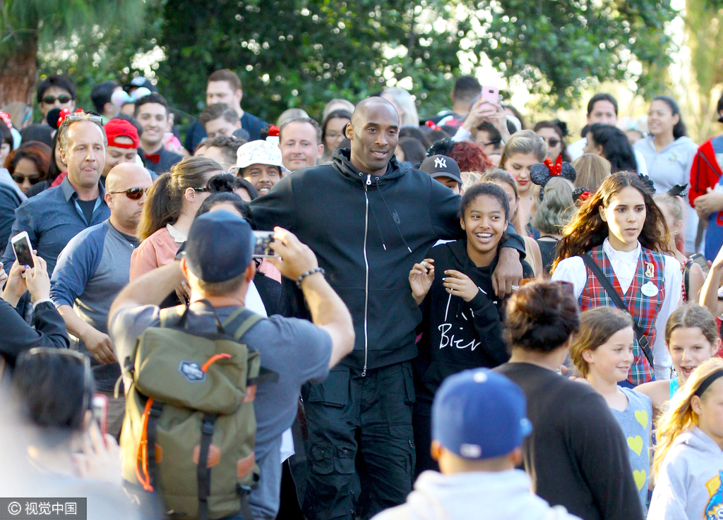 组图-科比与家人游玩迪士尼 遭粉丝围堵大方合影 组图-科比与家人游玩迪士尼 遭粉丝围堵大方合影