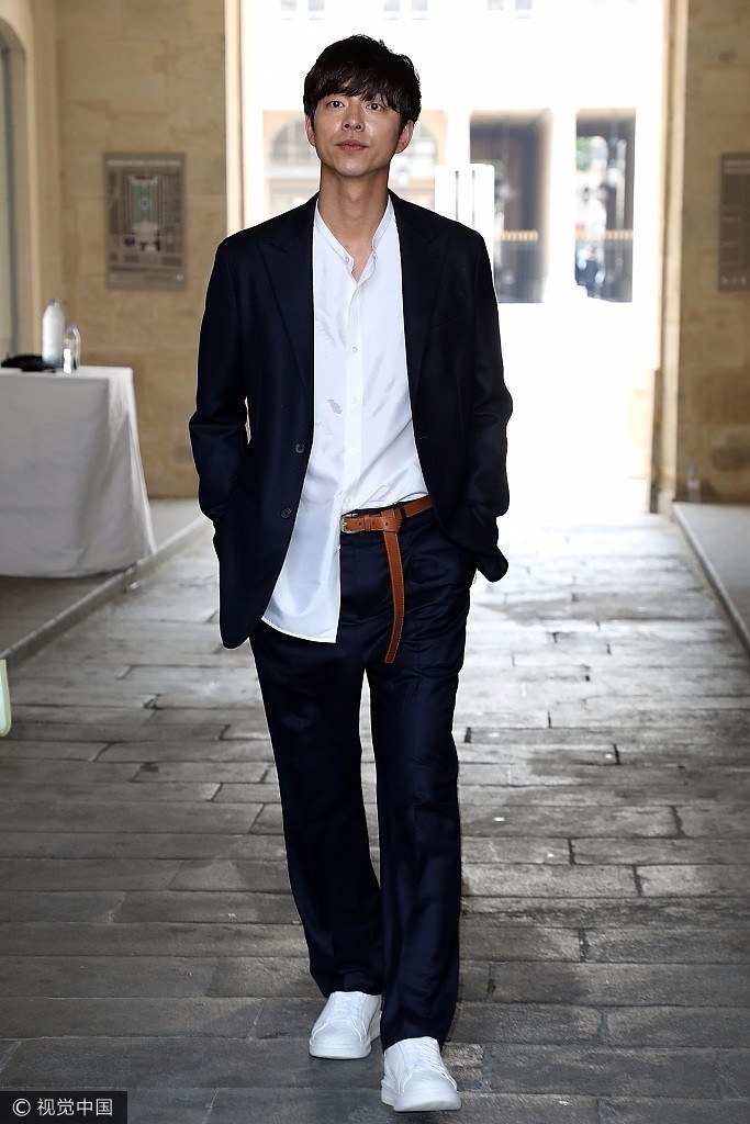 孔刘亮相巴黎男装周 帅气潇洒被围拍