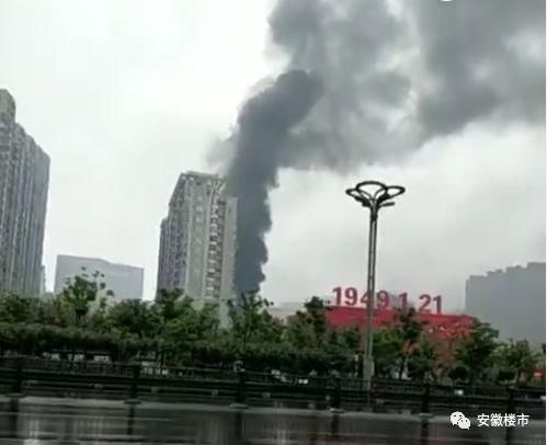 【今日爆闻】嚣张!合肥一奔驰女堵小区门打保