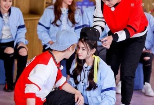 鹿晗抱起迪丽热巴的时候,手上的小动作让人脸